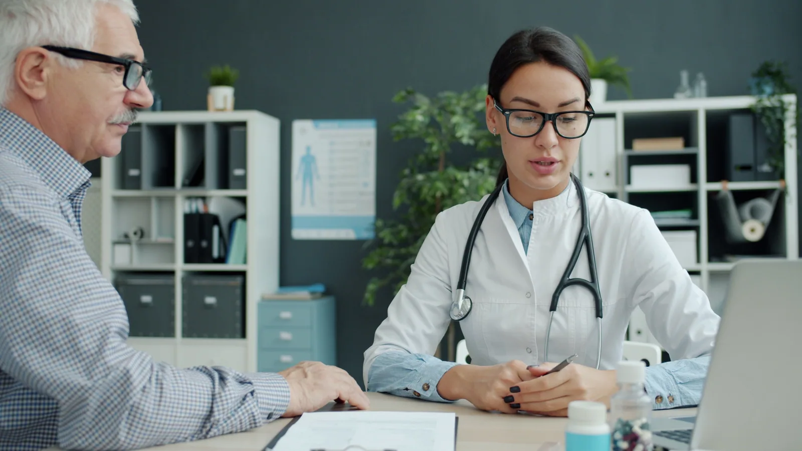 Imagine editorială relevantă pentru Cum îți organizezi dosarul medical și copiile analizelor