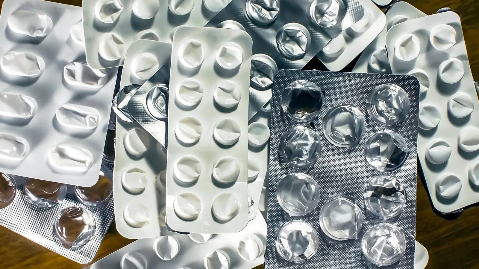 Medicamente în ambalaje, imagine ilustrativă pentru păstrarea lor.