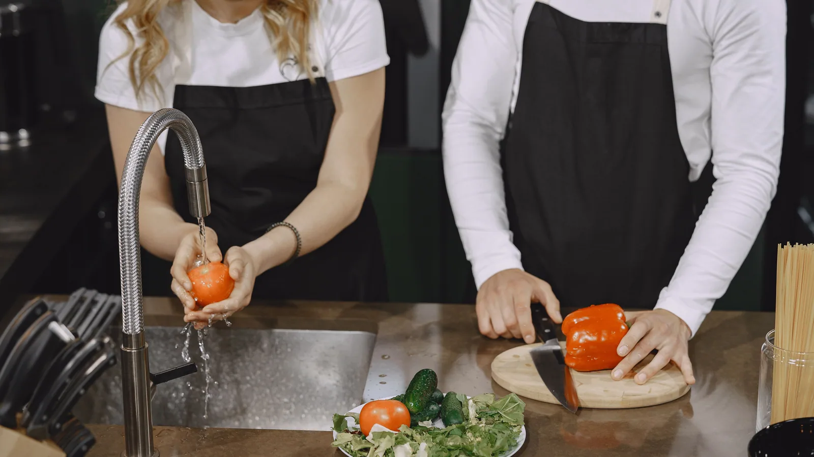 Pregătirea alimentelor în bucătărie, imagine ilustrativă pentru igienă.