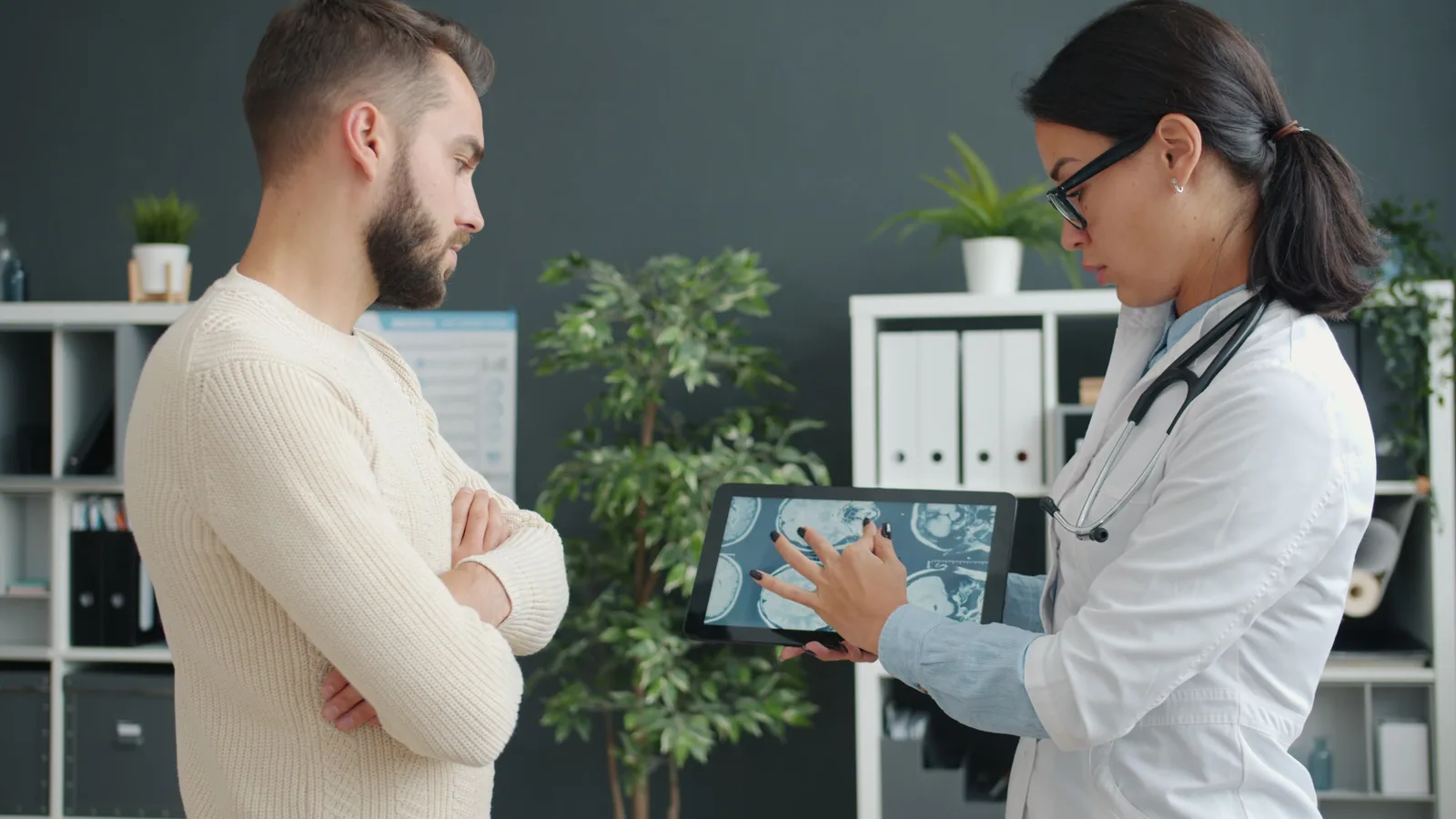 Consultație medicală pentru discutarea rezultatelor unei investigații.