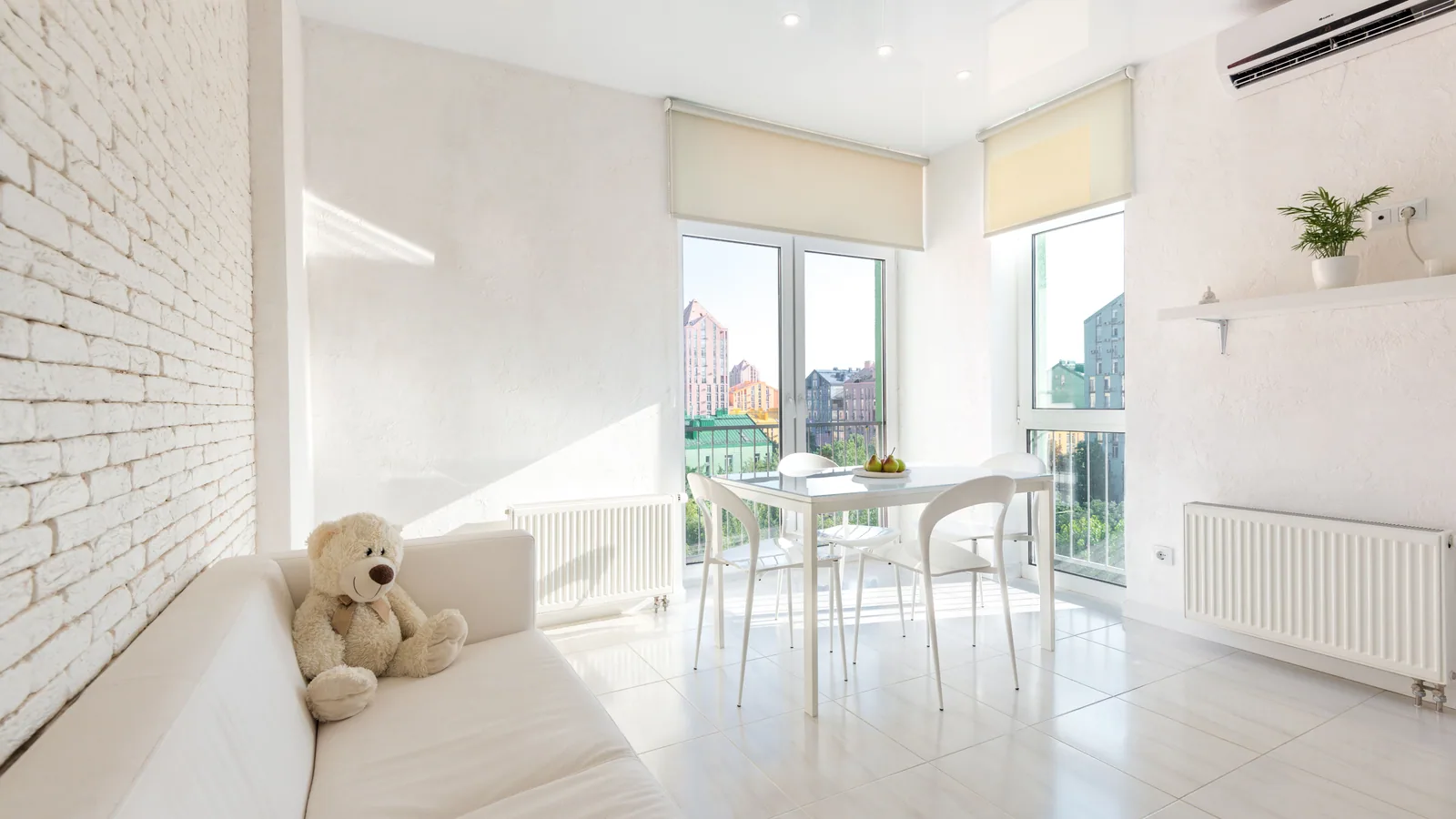 Spațiu interior luminos, imagine ilustrativă pentru aerul din locuință.