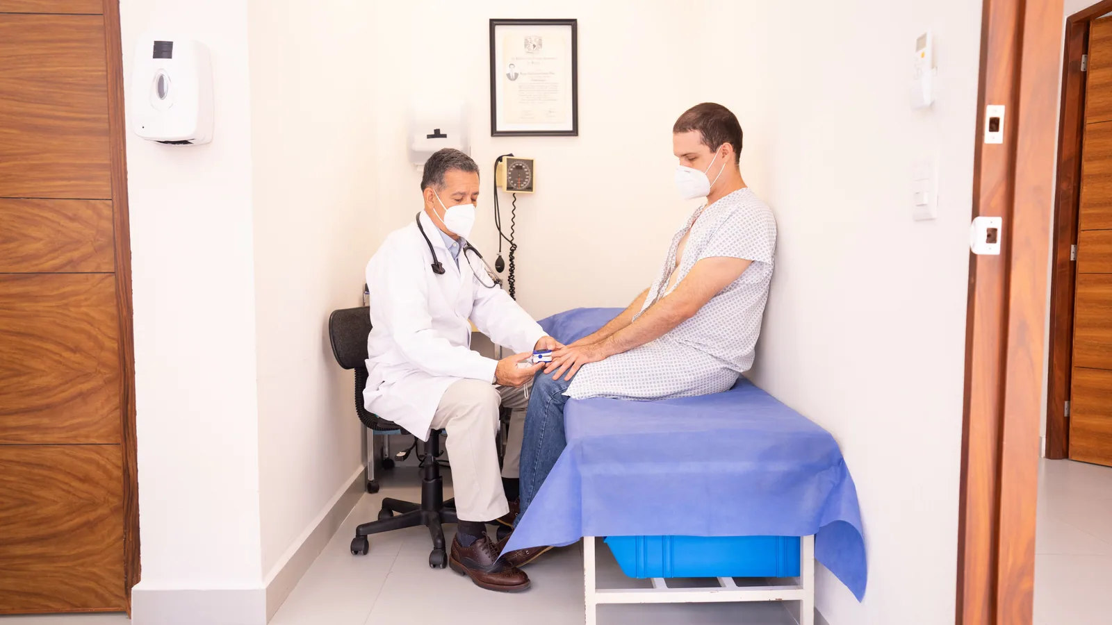 Medic și pacient discutând într-un cabinet